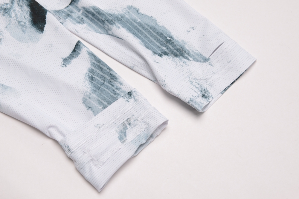 Thumb holes on cuffs detail