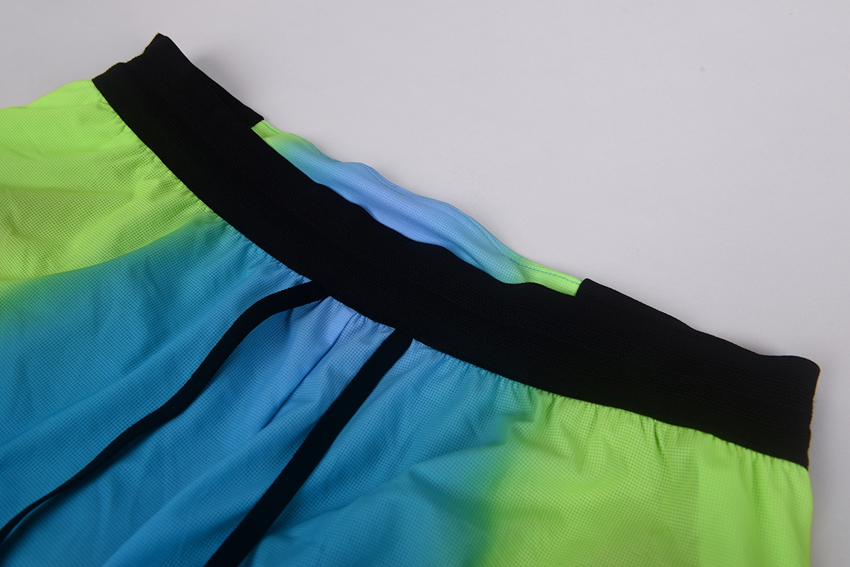 Adjustable drawstring waistband detail
