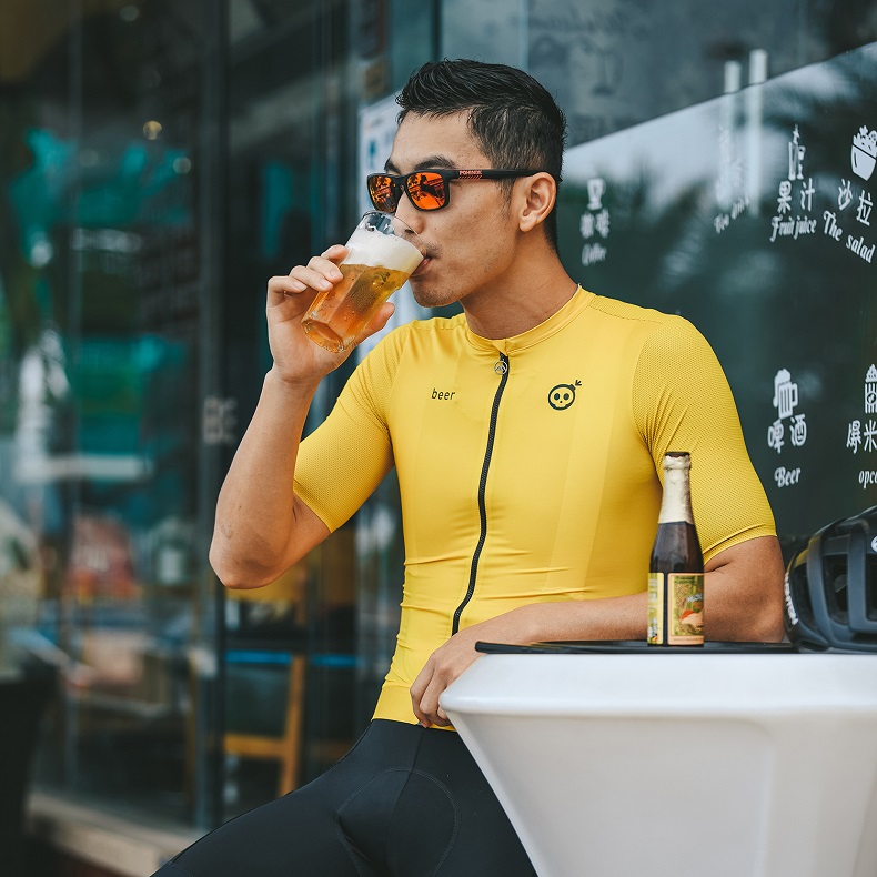 yellow cycling jersey
